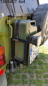 UAZ 469B uchwyt mocowanie kanistra - odchylana na bok (UAZ 469B kanister holder)