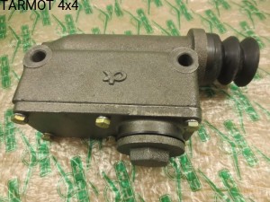 UAZ / GAZ 69 pompa hamulcowa jednosekcyjna montowana z boku  rosyjska (UAZ one-section brake pump mounted by side)